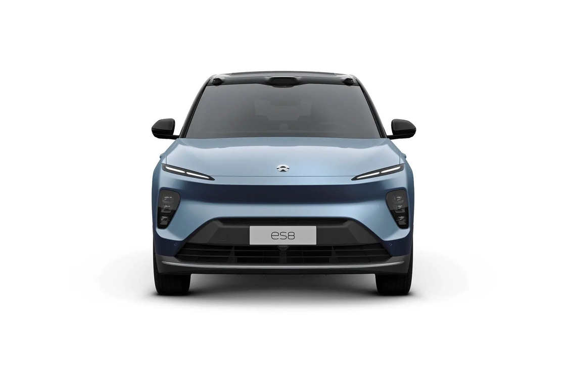Zweimotoriger NIO ES8 Elektro-SUV mit kräftigem Frontgitter und markanten LED-Scheinwerfern