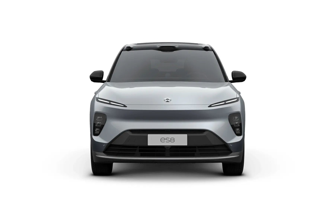 Zweimotoriger NIO ES8 Elektro-SUV mit kräftigem Frontgitter und markanten LED-Scheinwerfern