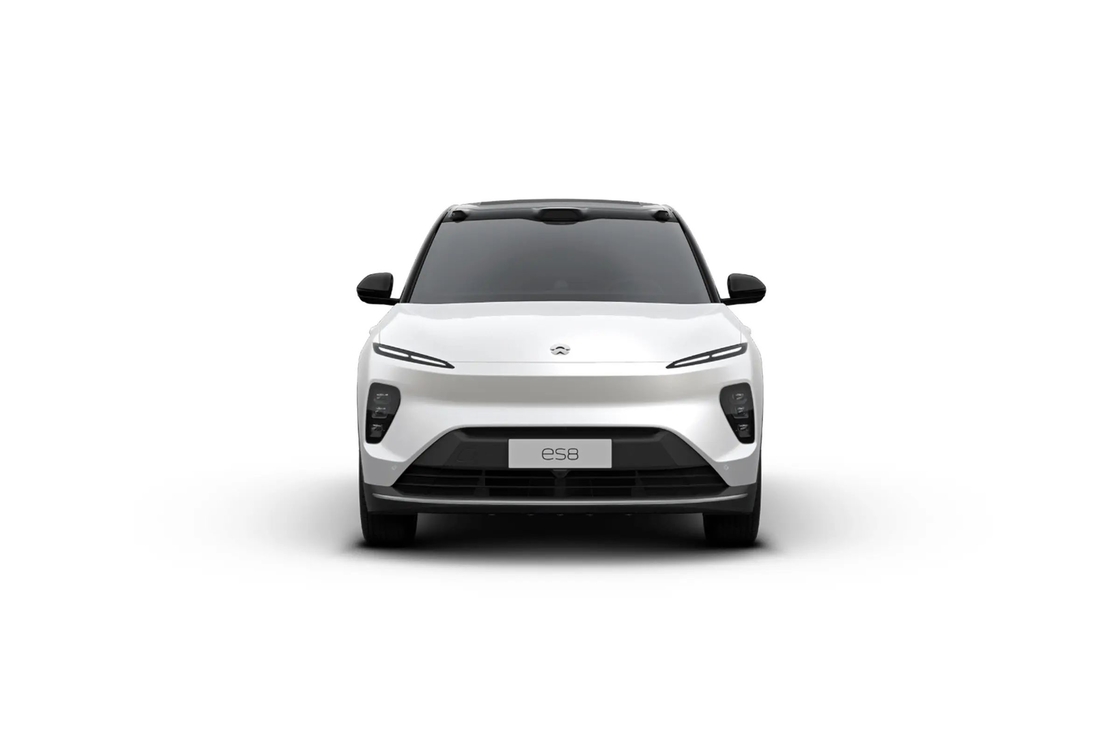 Zweimotoriger NIO ES8 Elektro-SUV mit kräftigem Frontgitter und markanten LED-Scheinwerfern