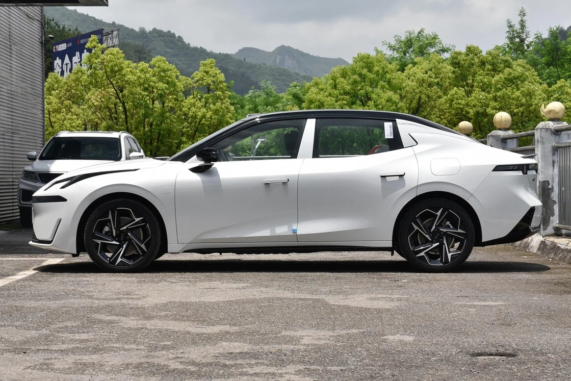 500 km Lynk & Co Full Electric SUV Plug In Hybrid Schnellladung 0,45 Stunden