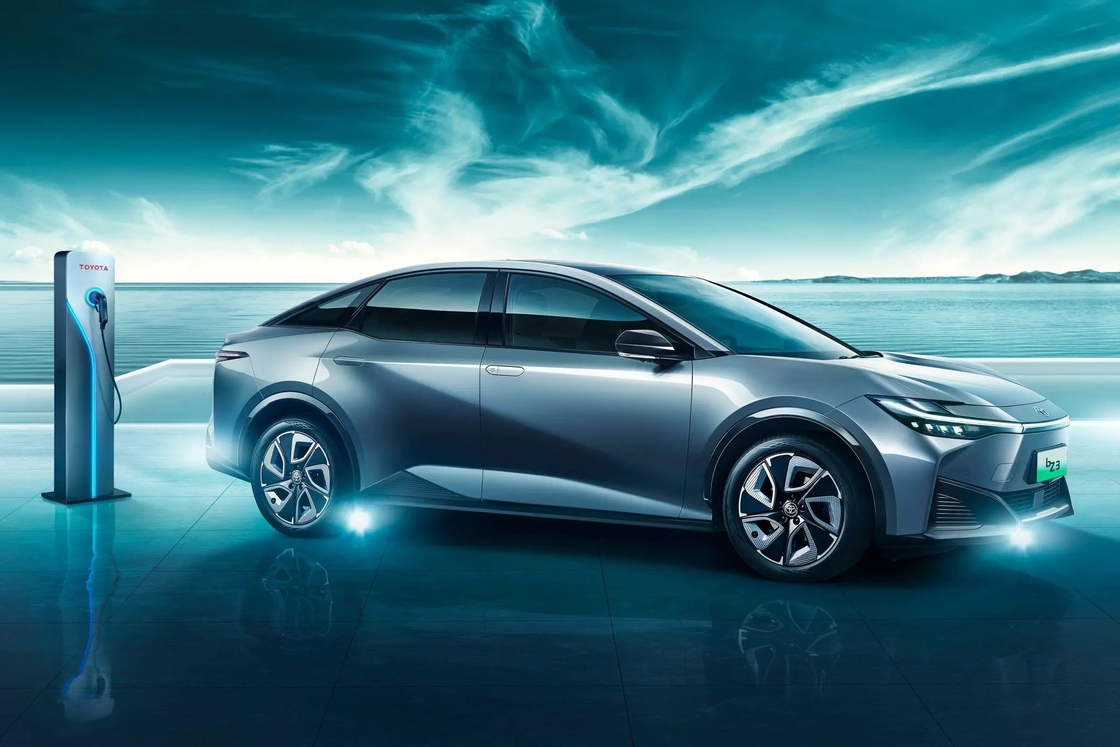 BZ3 Toyota Elektrofahrzeuge 4 Türen 5-Sitzer Limousine Eingeschwindigkeits-Direktantrieb