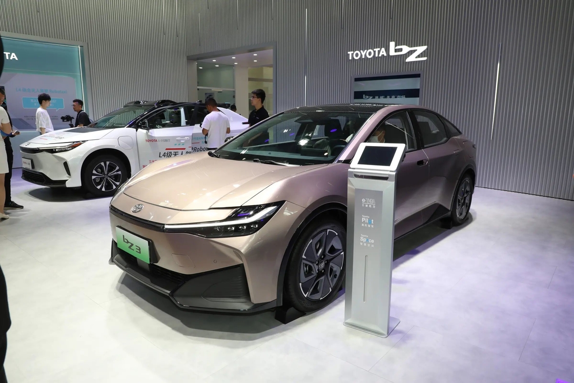 BZ3 Toyota Elektrofahrzeuge 4 Türen 5-Sitzer Limousine Eingeschwindigkeits-Direktantrieb