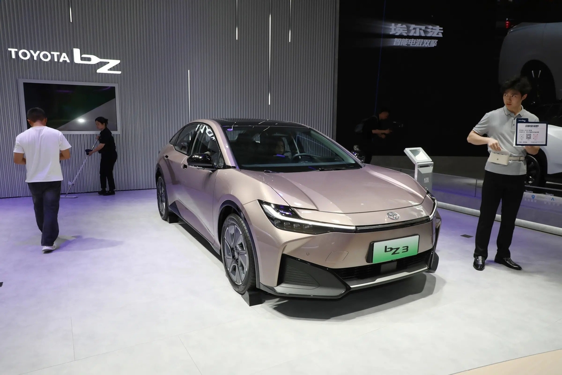 BZ3 Toyota Elektrofahrzeuge 4 Türen 5-Sitzer Limousine Eingeschwindigkeits-Direktantrieb