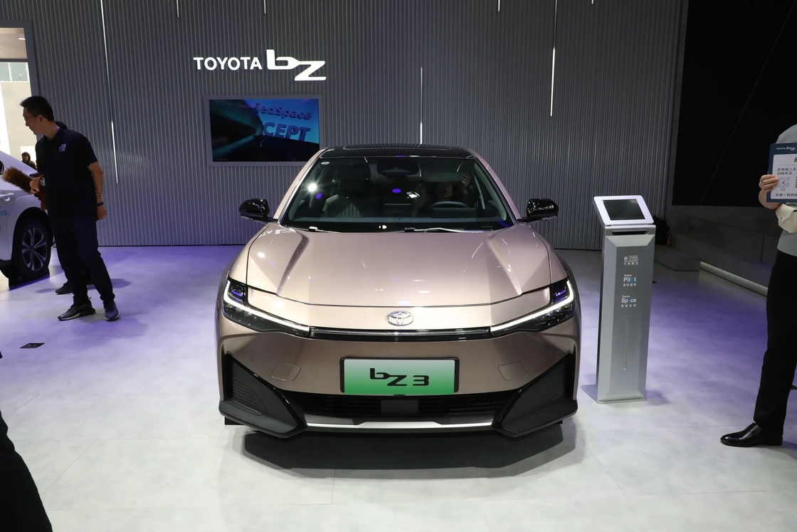 BZ3 Toyota Elektrofahrzeuge 4 Türen 5-Sitzer Limousine Eingeschwindigkeits-Direktantrieb