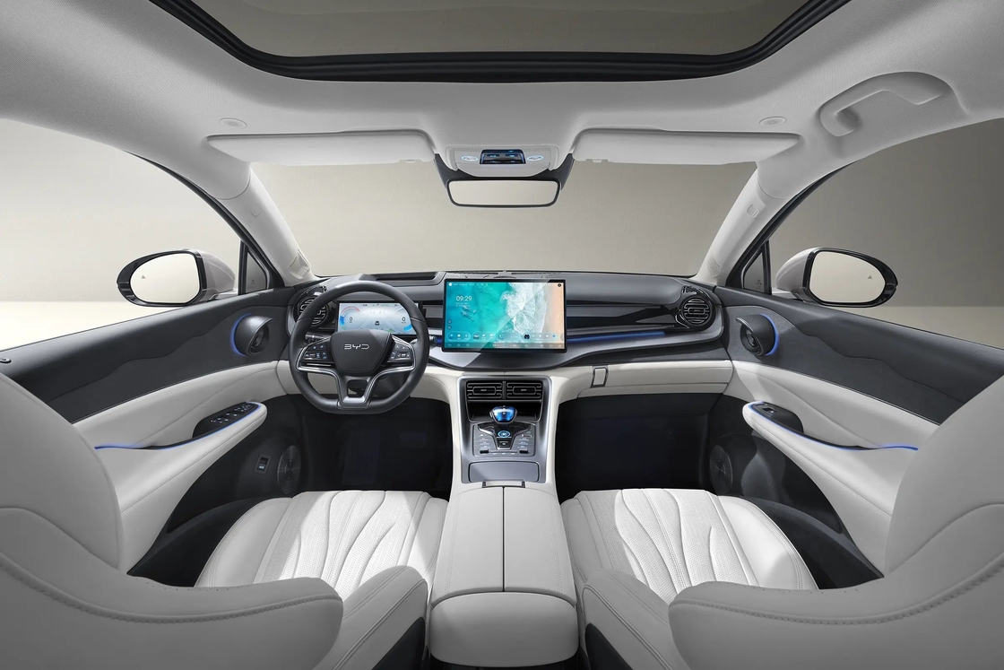 BYD Electric Car Frigate 07 Glory Edition Hexagonal Design Schal Weiße Innenausstattung Farbe