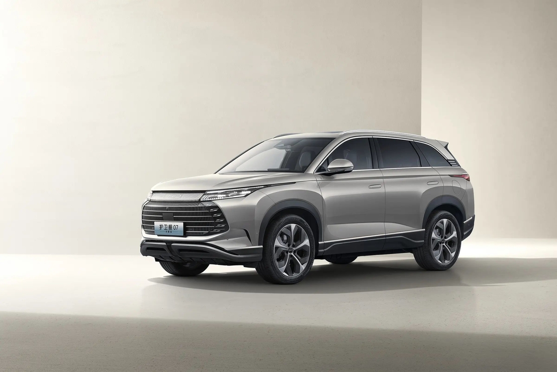 BYD Electric Car Frigate 07 Glory Edition Hexagonal Design Schal Weiße Innenausstattung Farbe