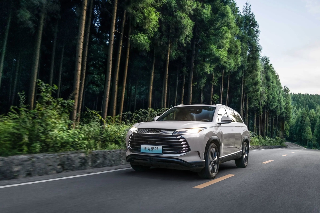 BYD Electric Car Frigate 07 Glory Edition Hexagonal Design Schal Weiße Innenausstattung Farbe