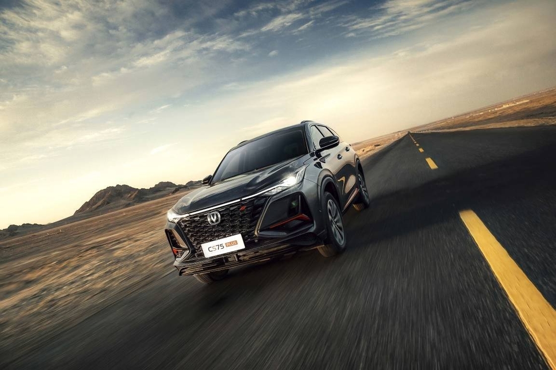 Erleben Sie das Beste aus Vielseitigkeit und Leistung mit Changan Benzin Car CS75 Plus