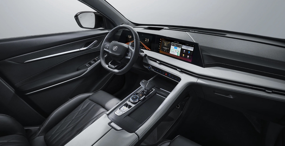 Erleben Sie das Beste aus Vielseitigkeit und Leistung mit Changan Benzin Car CS75 Plus